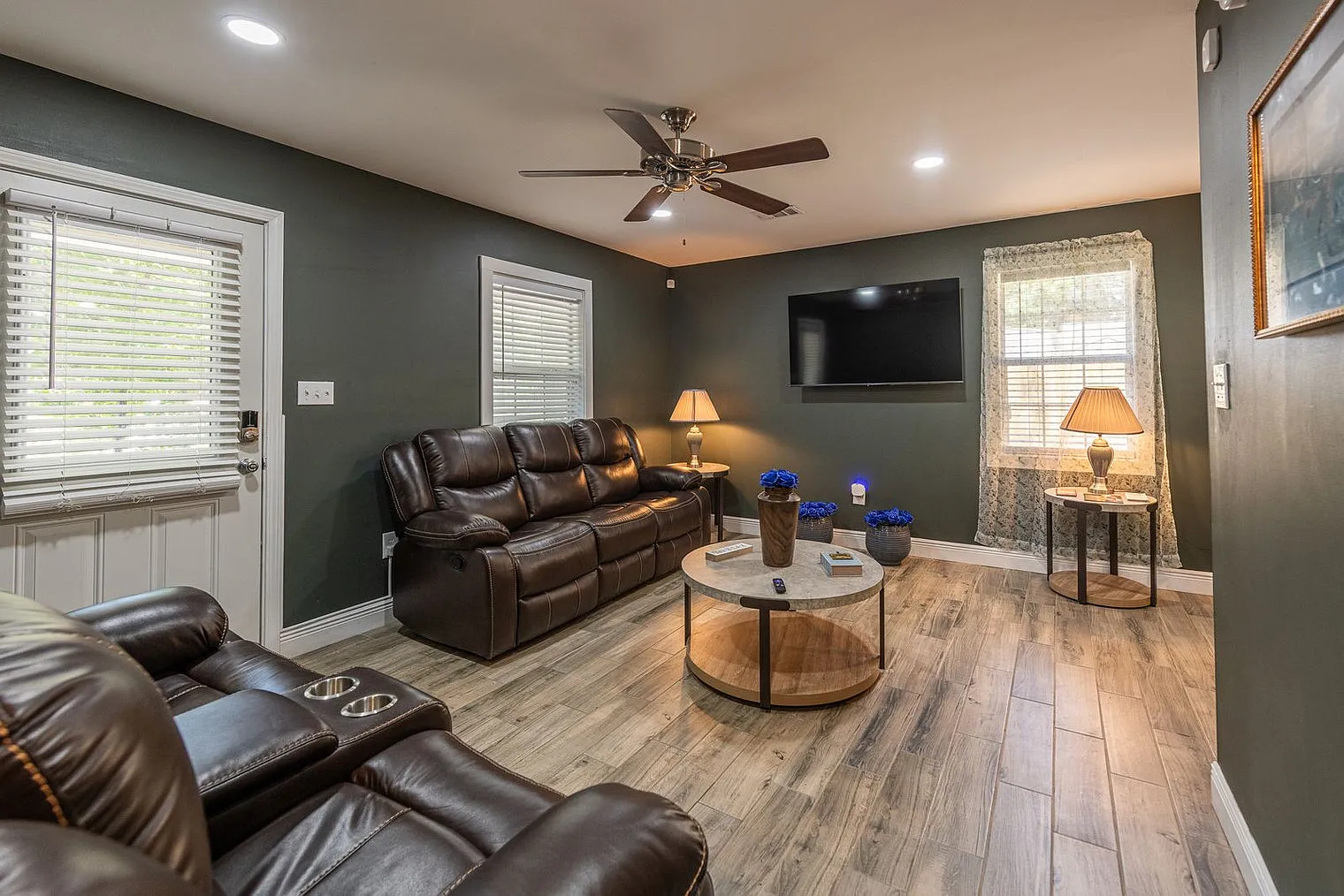 2 bed, 1.0 bath, 882 sqft, $2,247 — Photo 1