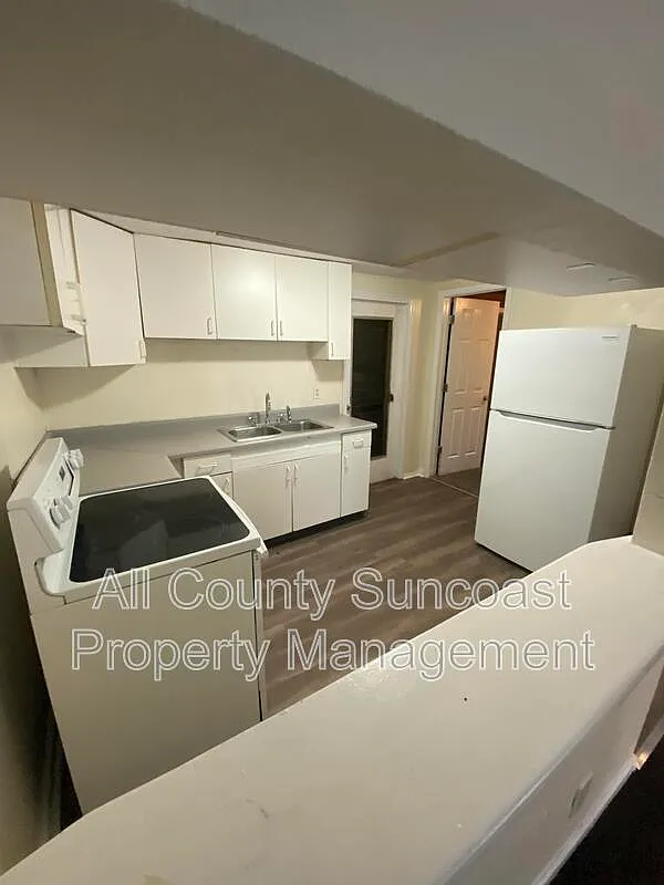 2 bed, 1.0 bath, $1,295 — Photo 2