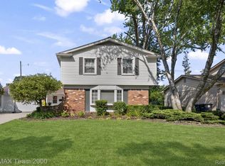 15785 Edgewood St, Livonia, MI 48154