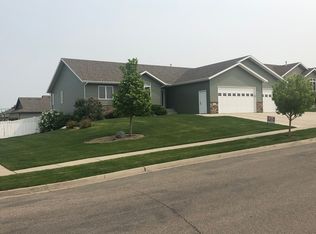 1016 Mustang Dr, Bismarck, ND 58503