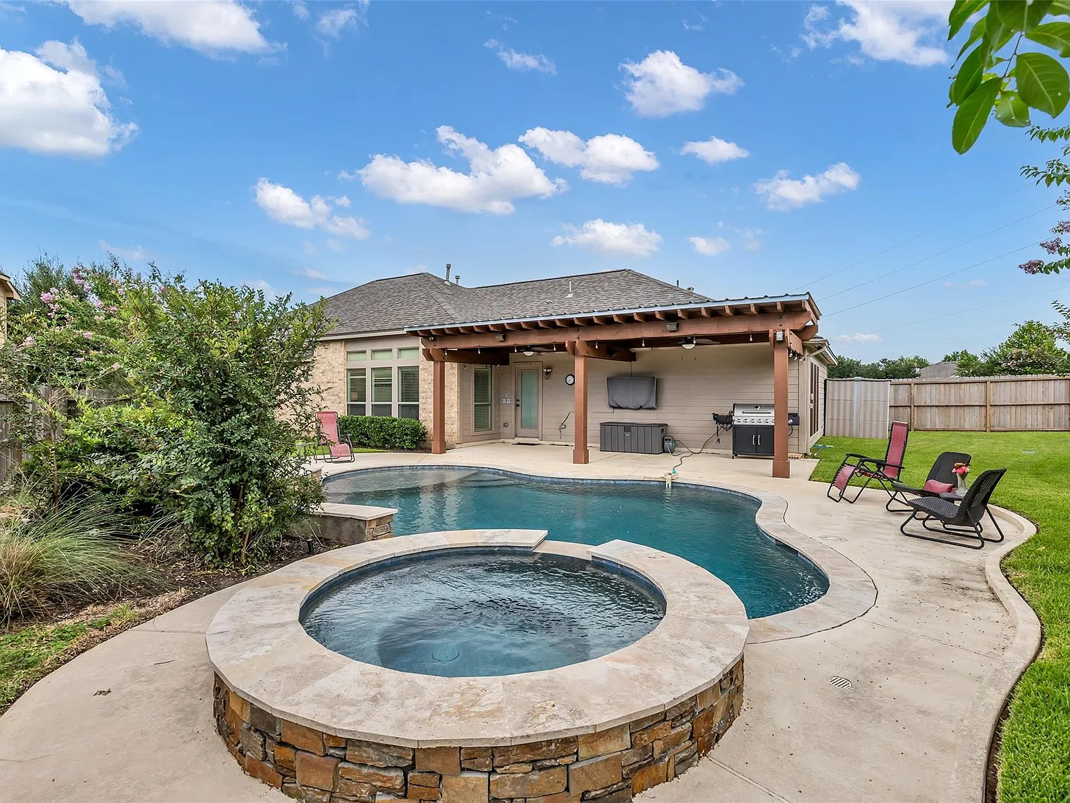 4 bed, 2.0 bath, 2249 sqft, $2,850 — Photo 1