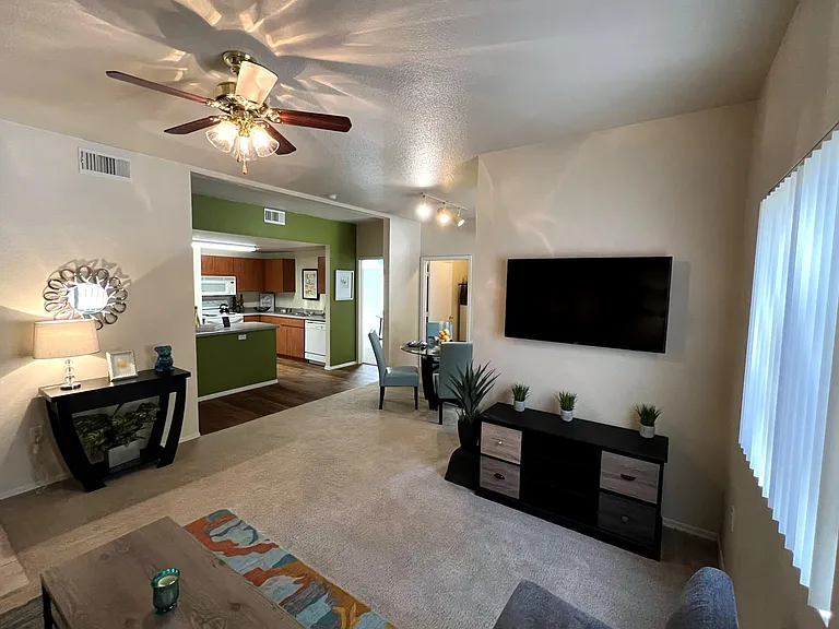 Deer Valley Regency Apartments — Photo 9