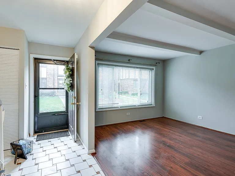 18W269 Kirkland Ln — Photo 3