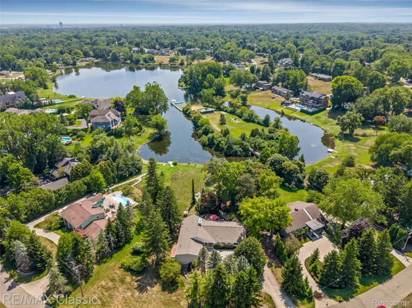 6600 Valley Spring Rd, Bloomfield Hills, MI 48301