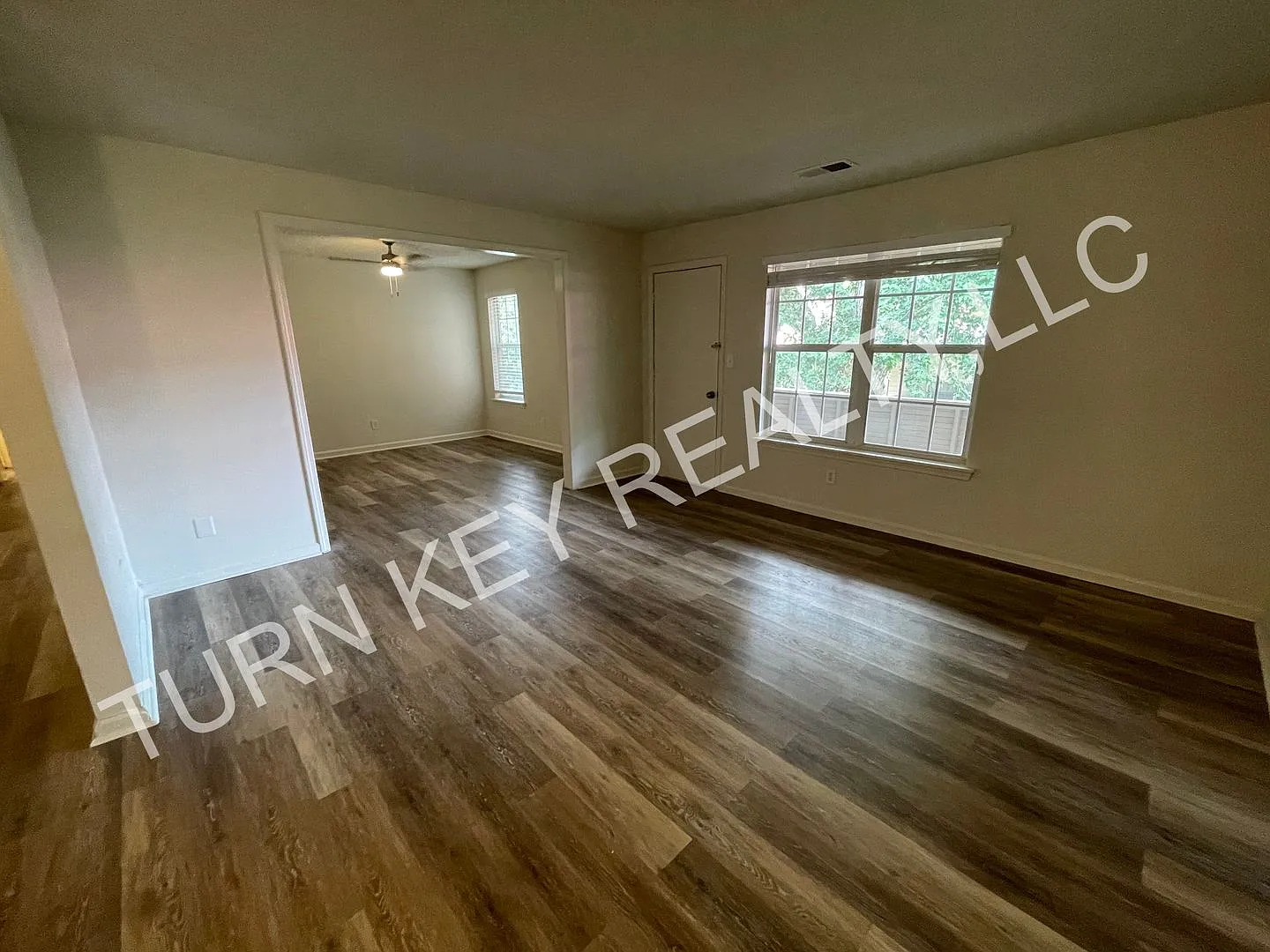 910 Chapel Creek Dr — Photo 3