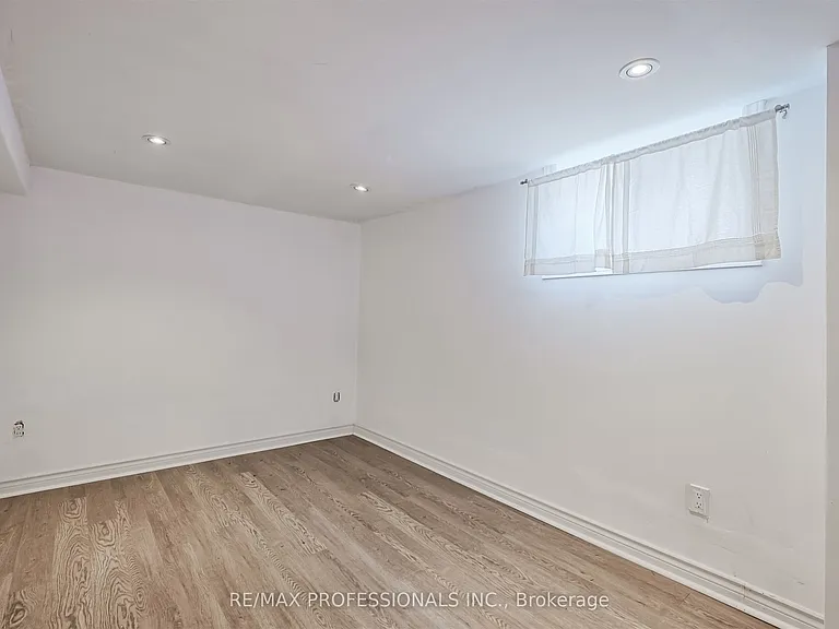 1026 Haig Blvd #BASEMENT — Photo 8