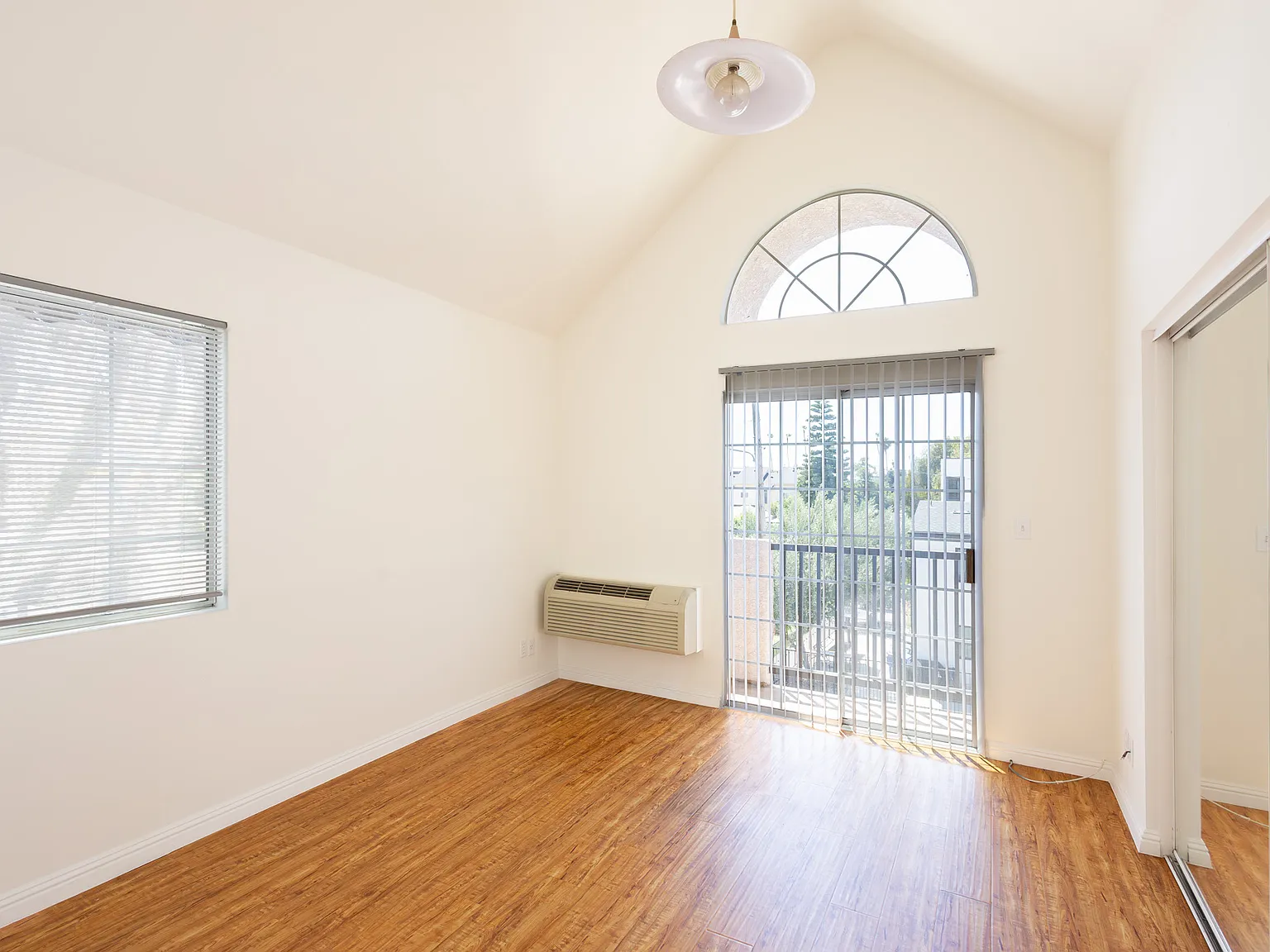 2 bed, 2.5 bath, 975 sqft, $2,250 — Photo 1