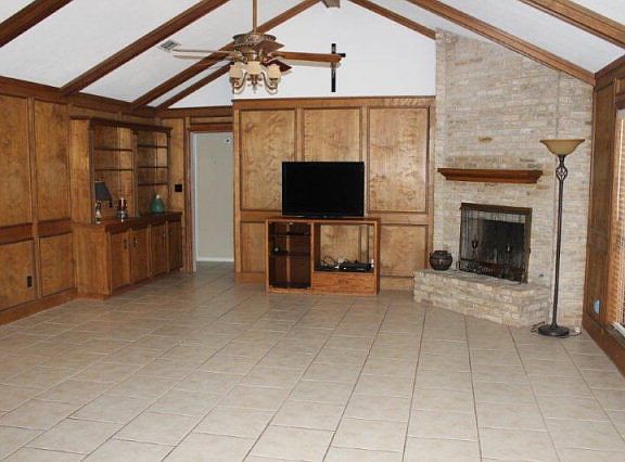 3rd image of 107 Wilshire Dr
