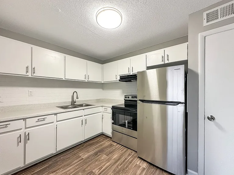 Valley Creek Apartments — Photo 22