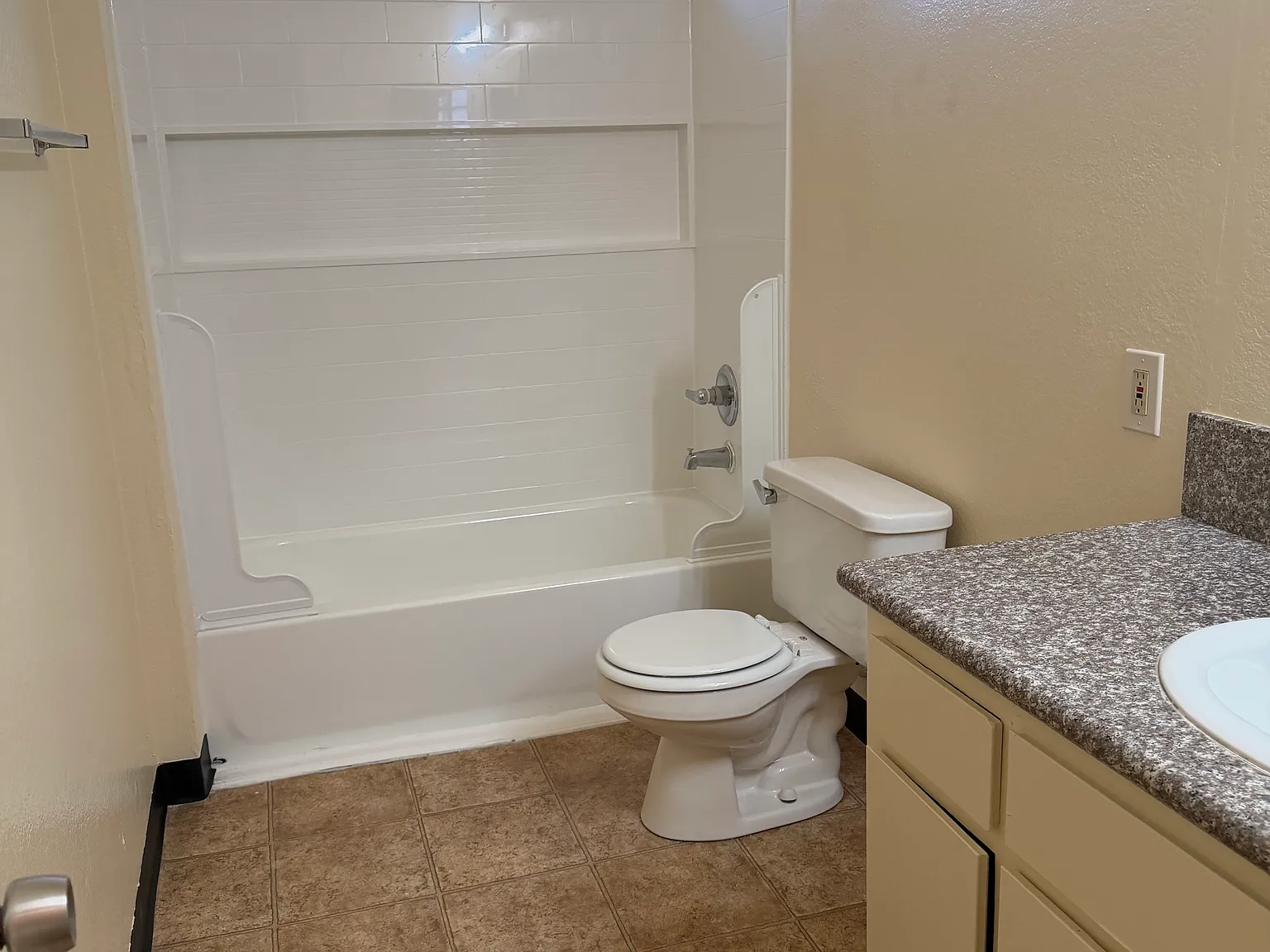 2 bed, 960 sqft, $2,200 — Photo 4