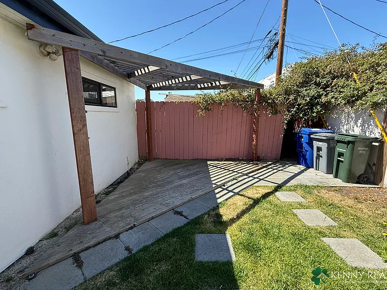 119 Franklin Ave — Photo 16