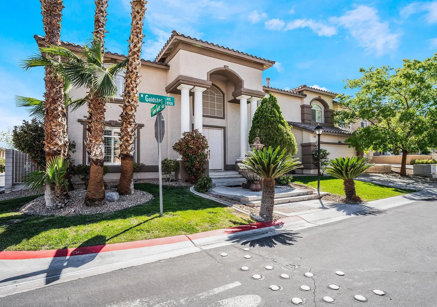 Luxurious Home in Gated Community — Photo 4