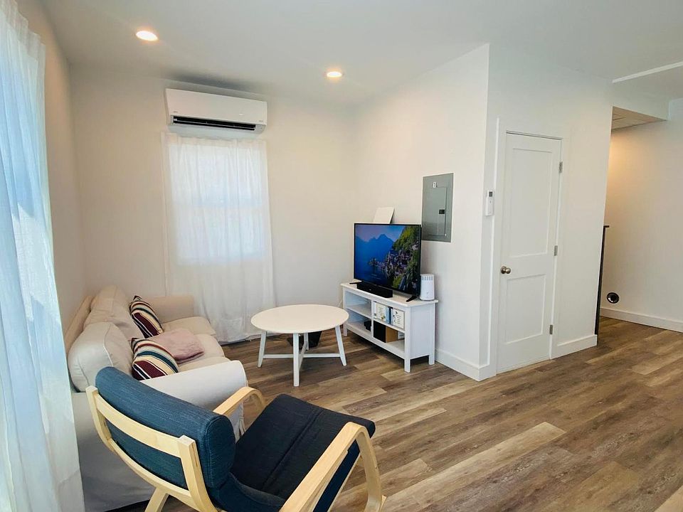 Front door entry in to the living room.