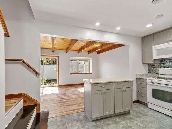 78 Meadow Pond Dr APT P, Leominster, MA 01453