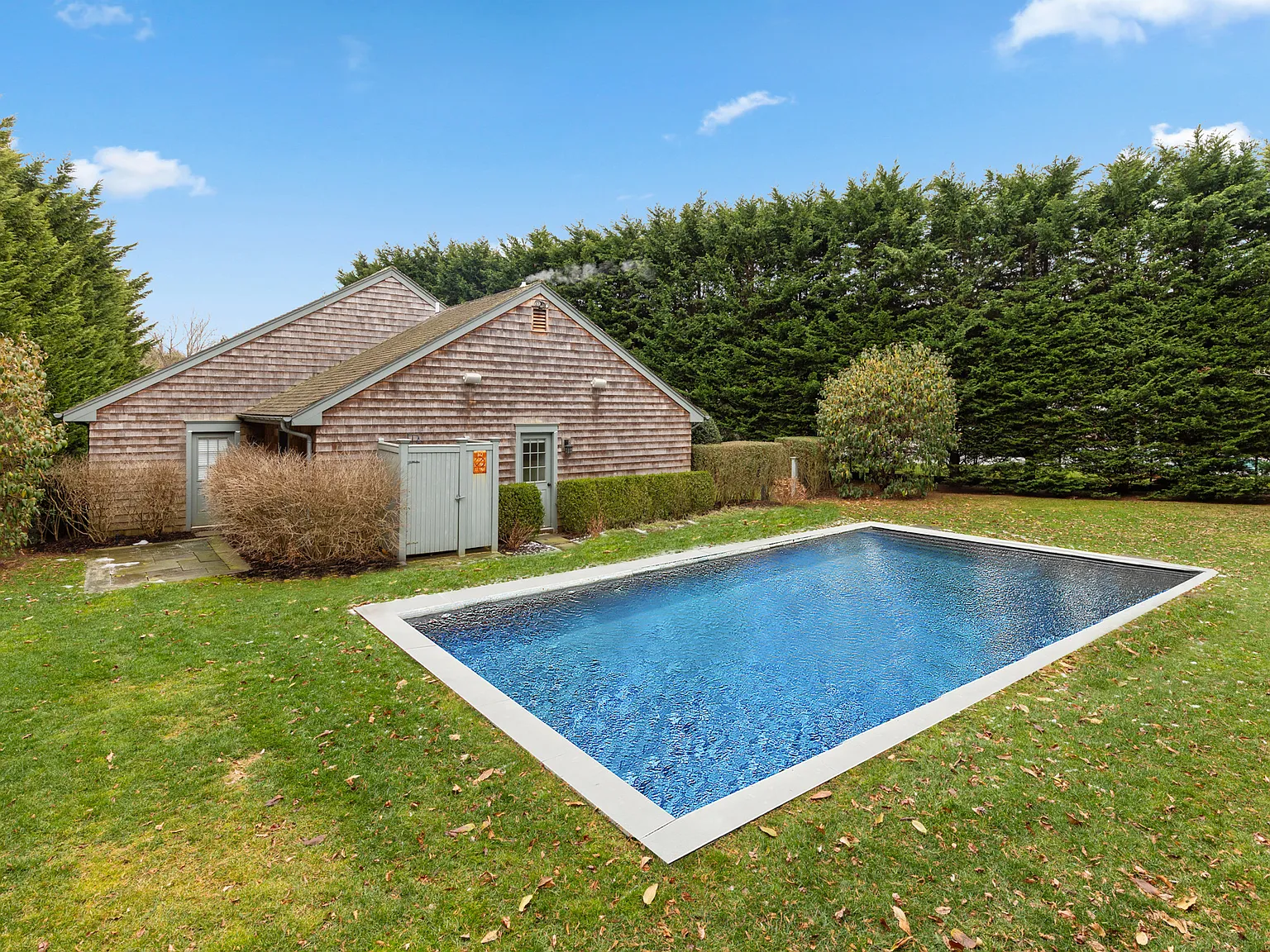 Minutes From Southampton Village and Beaches — Photo 2