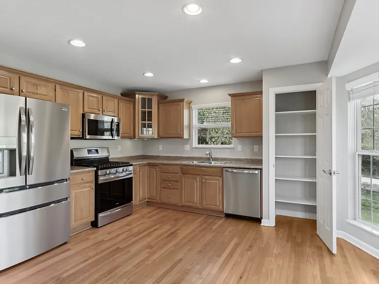 103 Lakeview Ct — Photo 8