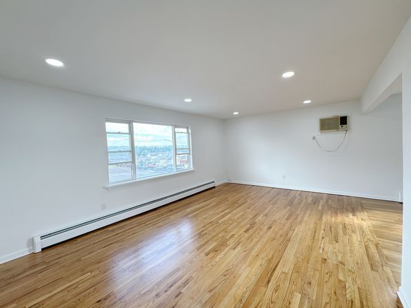 141 Westervelt Pl #2A