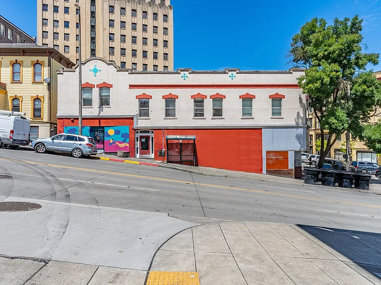 Rialto Apartments Historic Charm Meet Attainable Urban Living — Photo 11