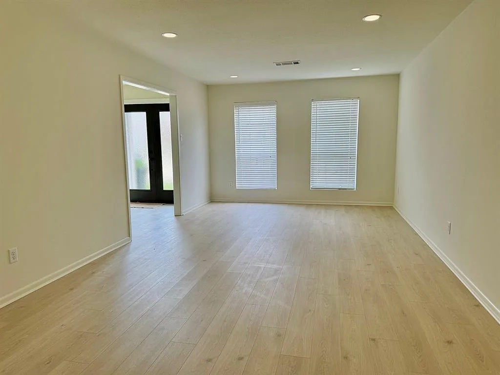 3 bed, 2.0 bath, 1760 sqft, $2,500 — Photo 4