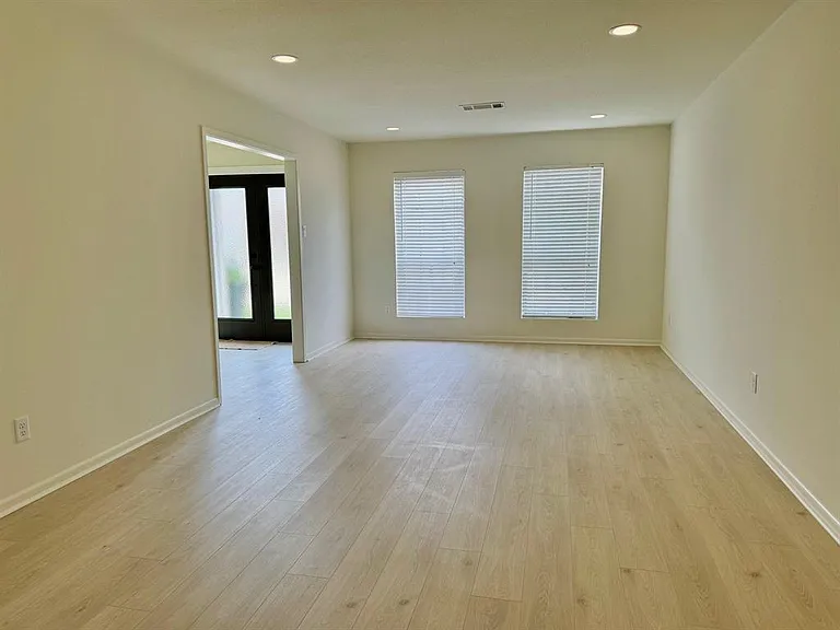 495 Yorktown Ln — Photo 4