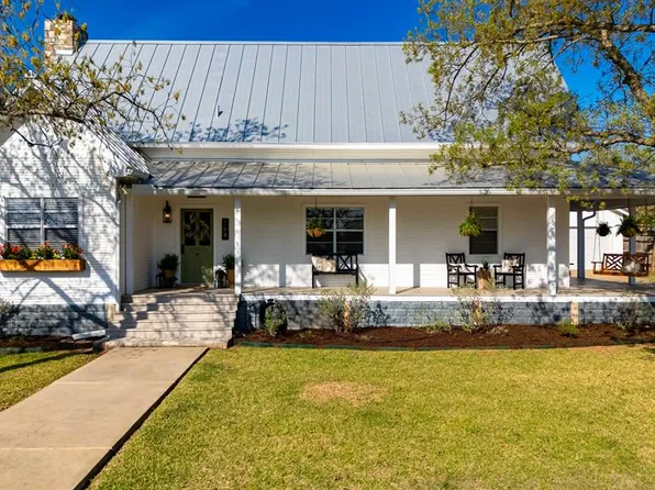 704 N Creek Rd, Comfort, TX 78013