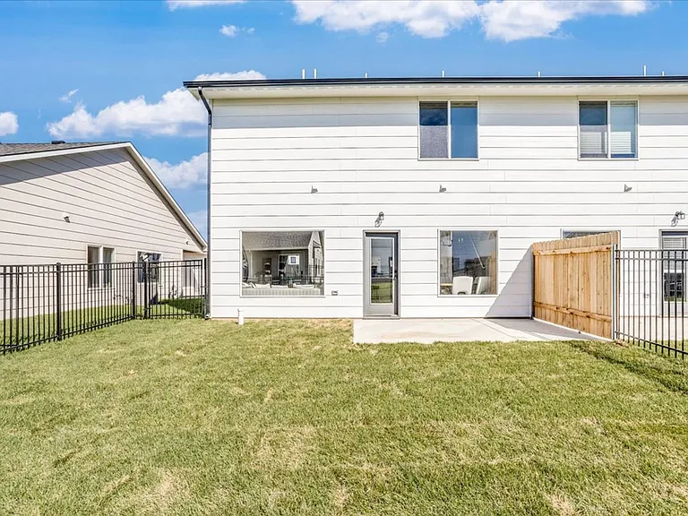 220 N Gowen — Photo 13