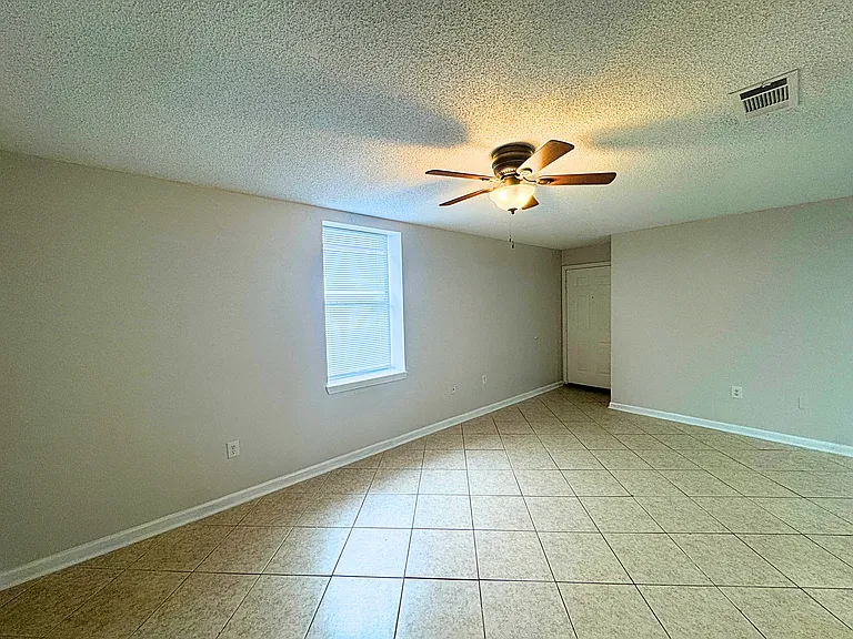 Willow Tree Apartments — Photo 7