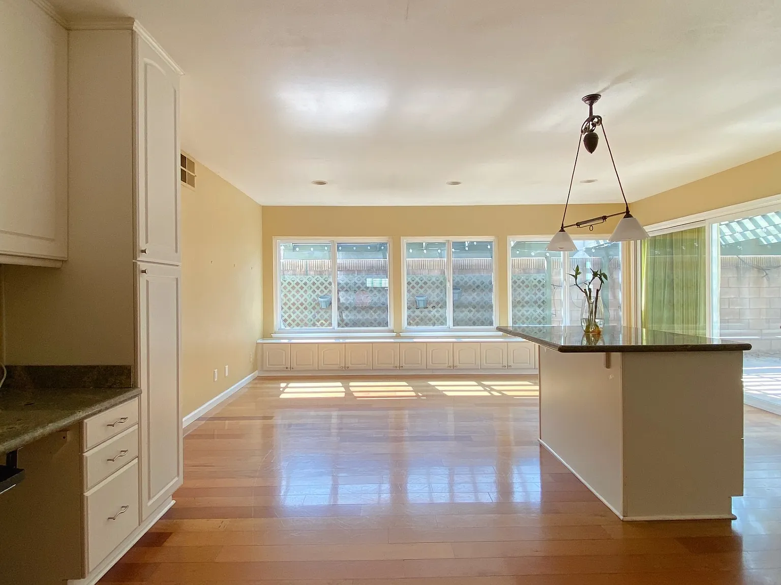 3 bed, 1405 sqft, $3,698 — Photo 4