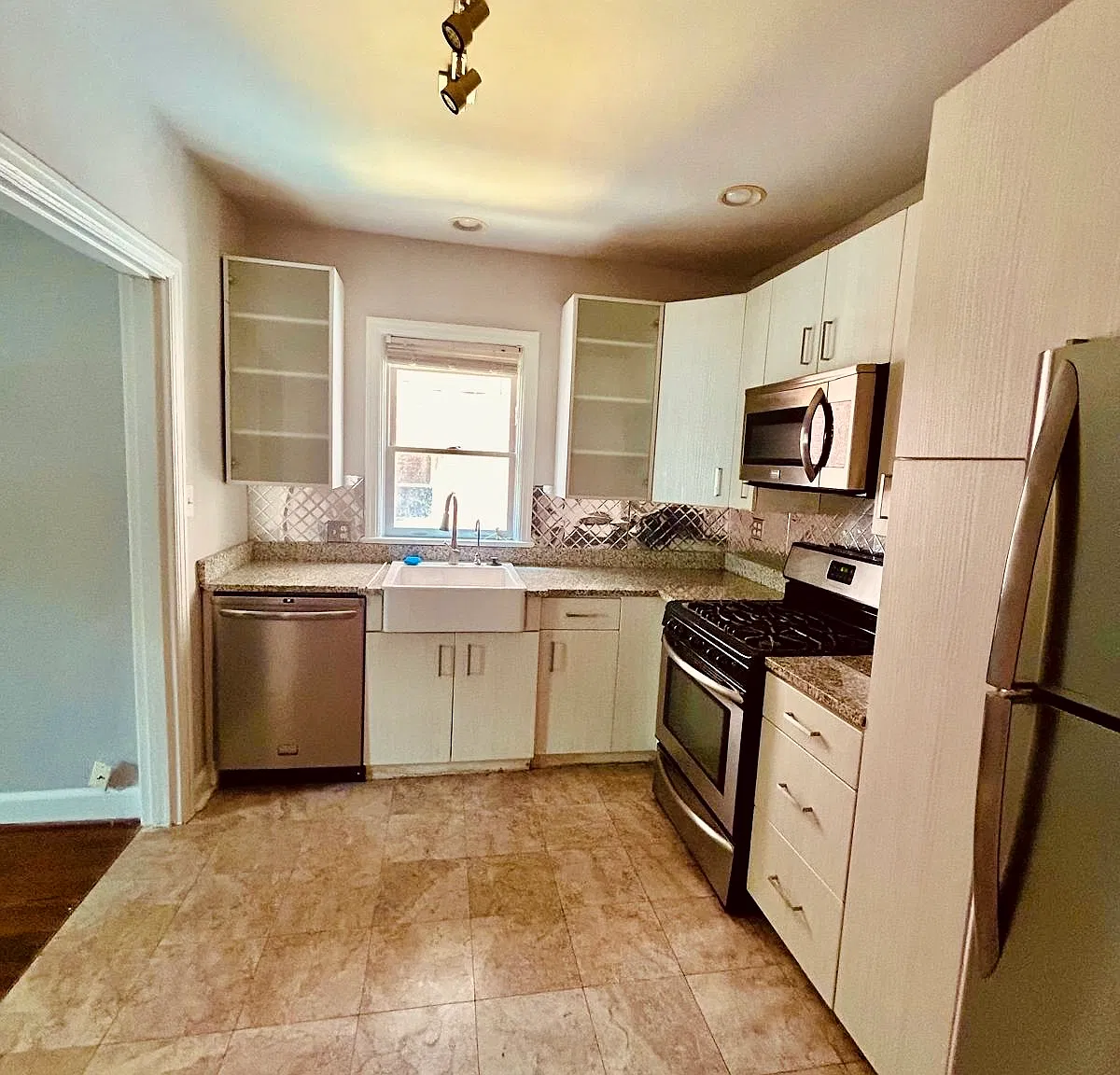 1 bed, 740 sqft, $1,600 — Photo 3