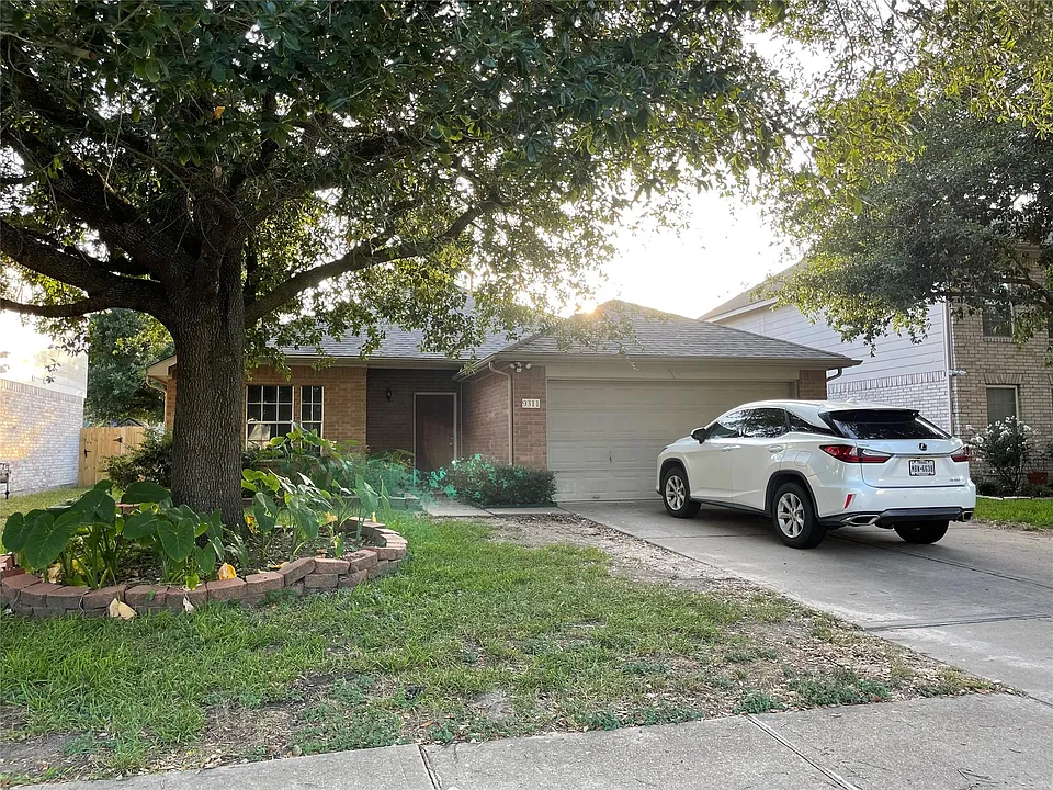 9311 Parkmore Dr