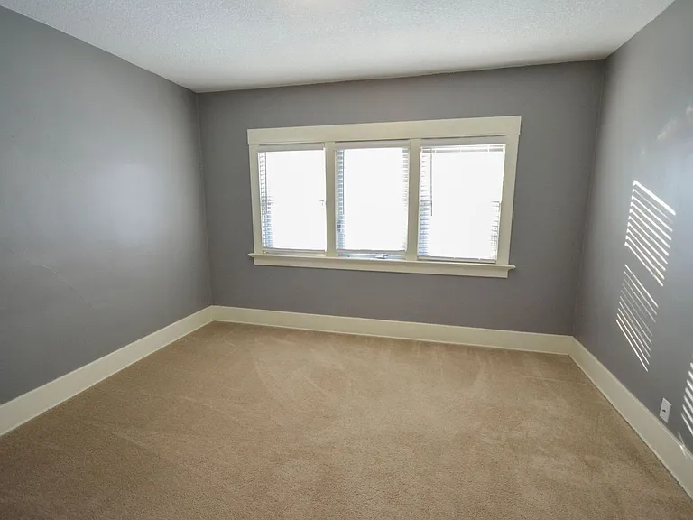 837 Center St W — Photo 8