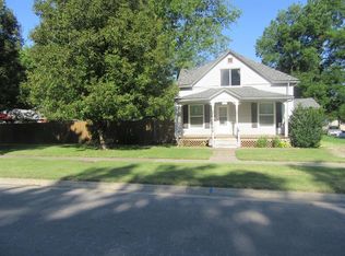 1011 S Garfield Ave, Chanute, KS 66720