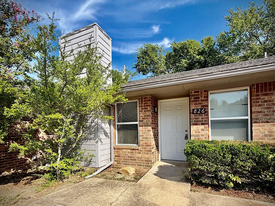 824-930 Railhead Dr