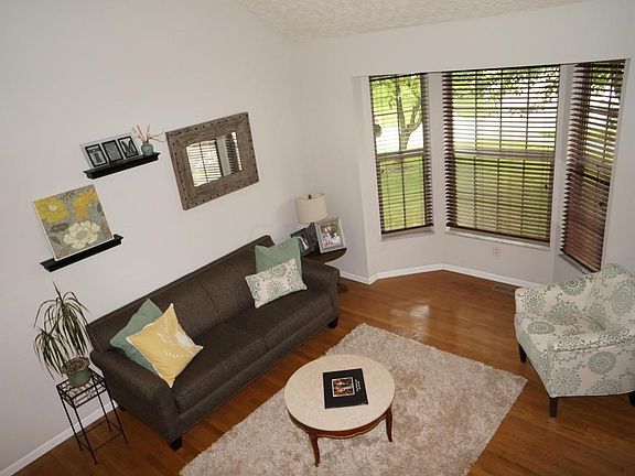 5th image of 413 Canterbury Ct