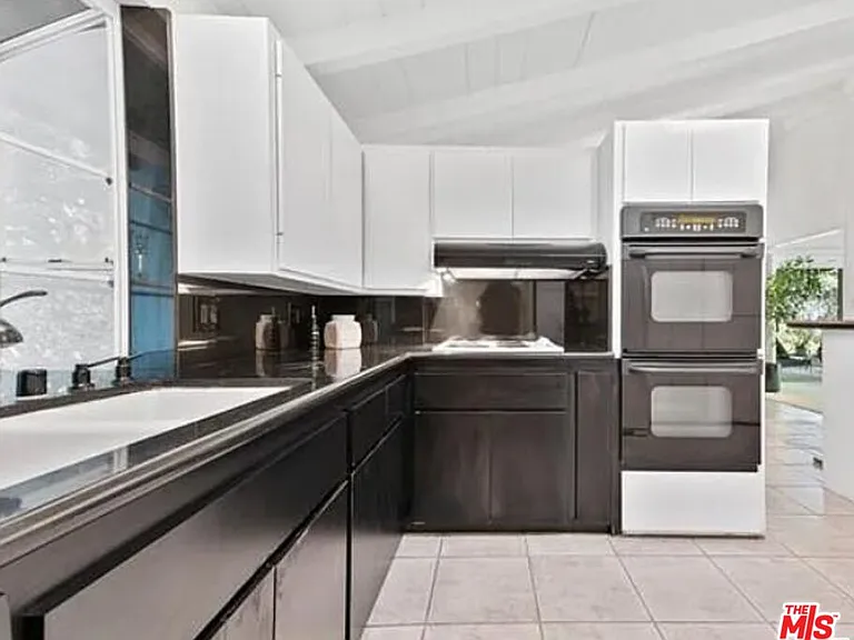 4363 Hayvenhurst Ave — Photo 36