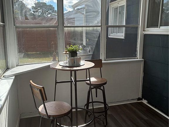 5th image of 220 S Rosemont Rd