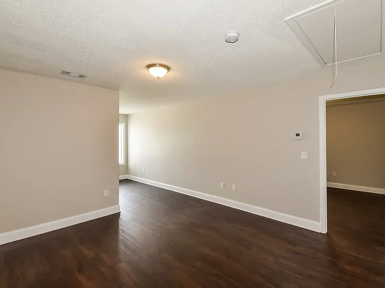 709 Williamsburg Ct — Photo 14