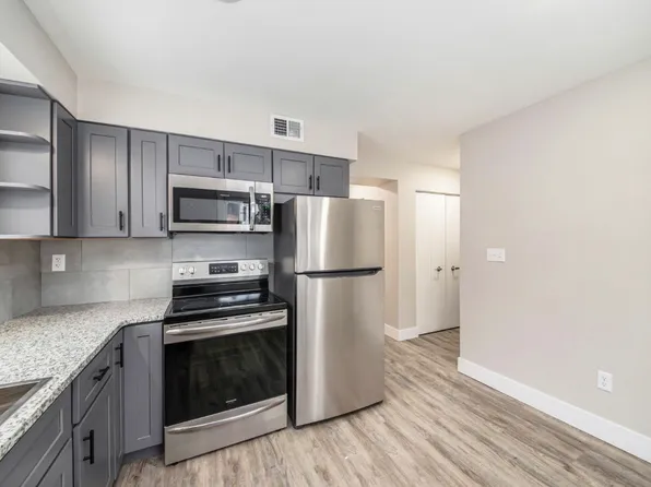 154 S Fremont St NE APT 2, Rockford, MI 49341