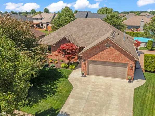 51843 Indian Pointe Dr, Macomb, MI 48042