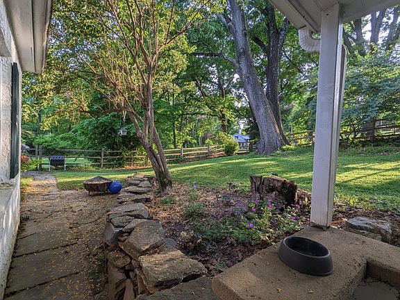 3rd image of 725 Richards Rd