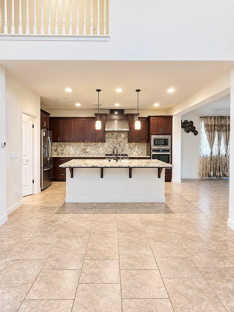 Spacious 5-Bedroom Home Your Dream Rental Awaits! — Photo 3