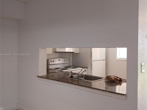 405 Gardens Dr APT 102