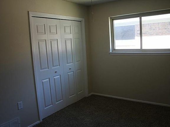 5th image of 617 NW Charlyne Dr