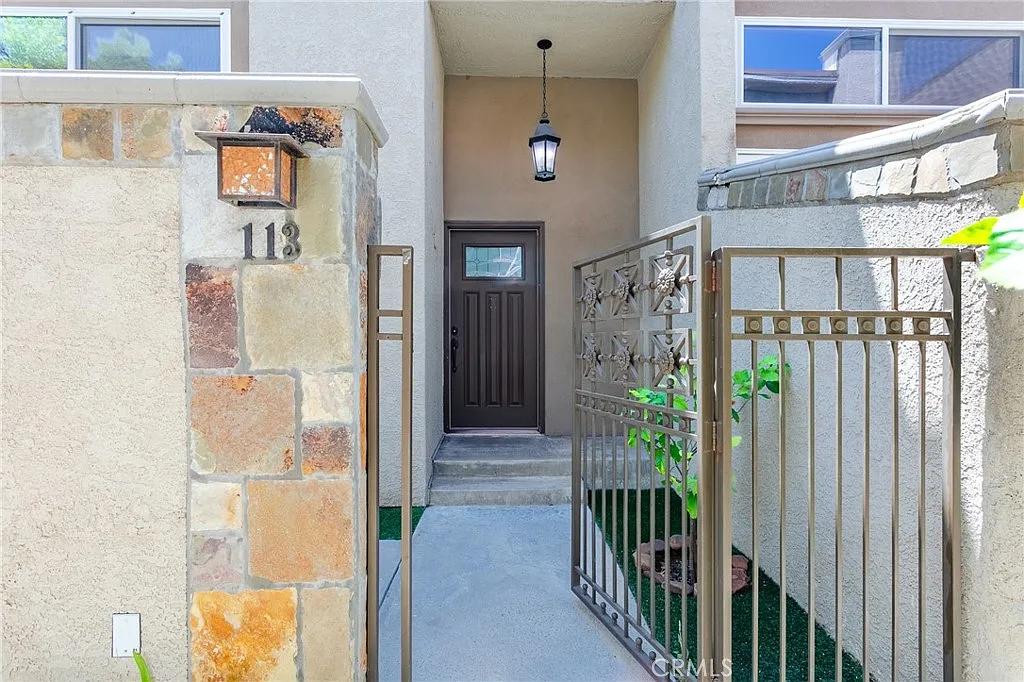 3 bed, 2.5 bath, 1558 sqft, $4,000 — Photo 1