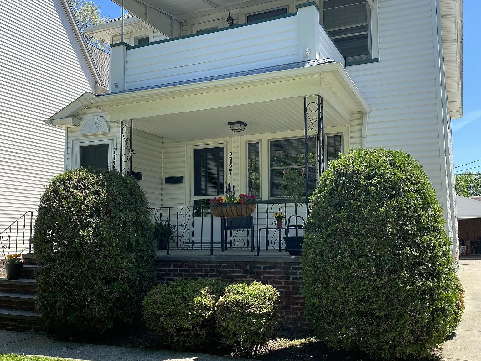 3 bedroom with a den 2 full bath up unit in Lakewood — Photo 3