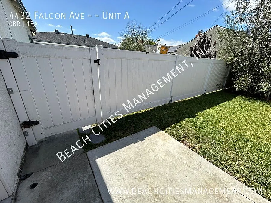 Private Back House Studio in Long Beach — Photo 4