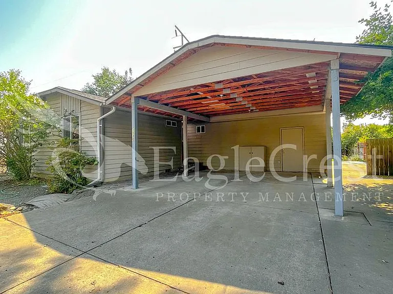 1130 SE Colonial Dr — Photo 1