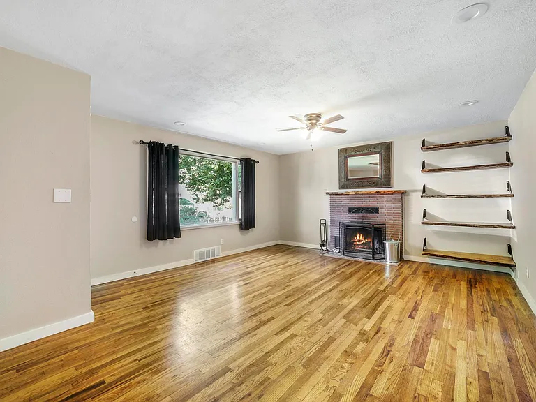 1913 Colorado Ave — Photo 3