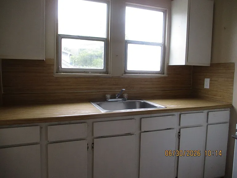 301 W 3rd St — Photo 7