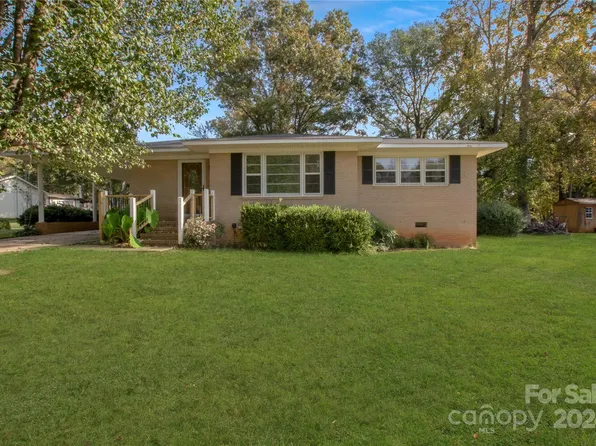 1553 University Park Dr, Lancaster, SC 29720